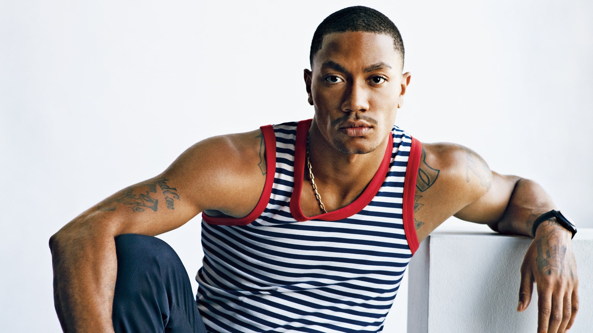 Cach mac ao tank top danh cho nam gioi hinh anh