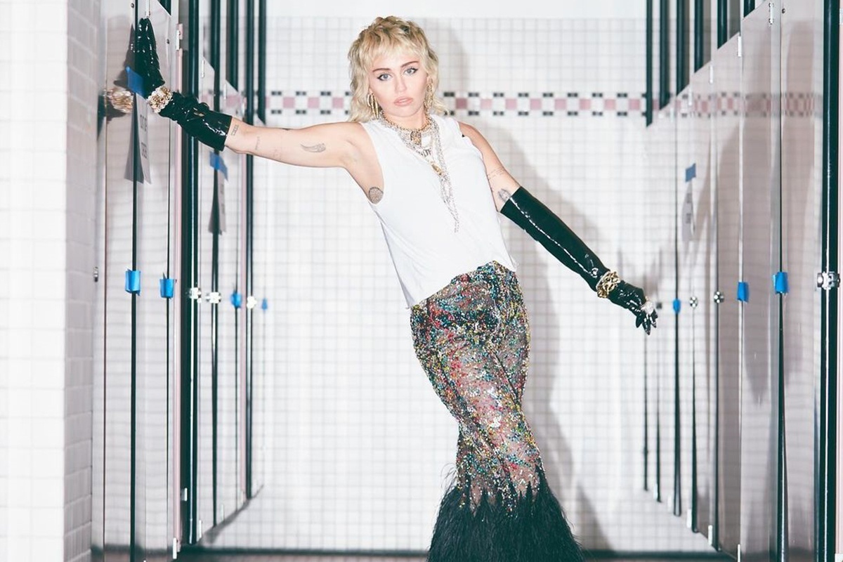 Miley Cyrus dien mot do xuyen thau hinh anh