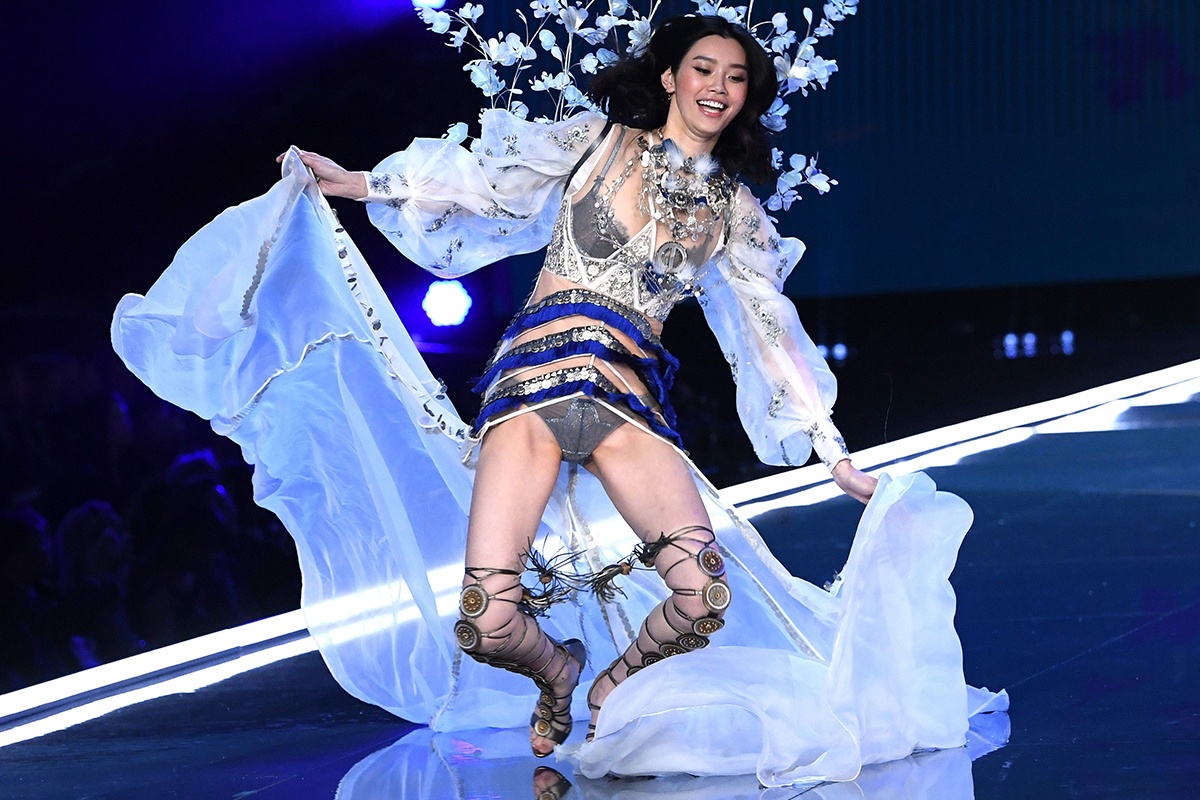 Nguoi mau bi treo chan, vo ech khi catwalk hinh anh