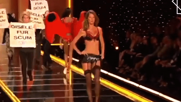 Nguoi mau bi bieu tinh phan doi, danh roi giay tren san dien hinh anh