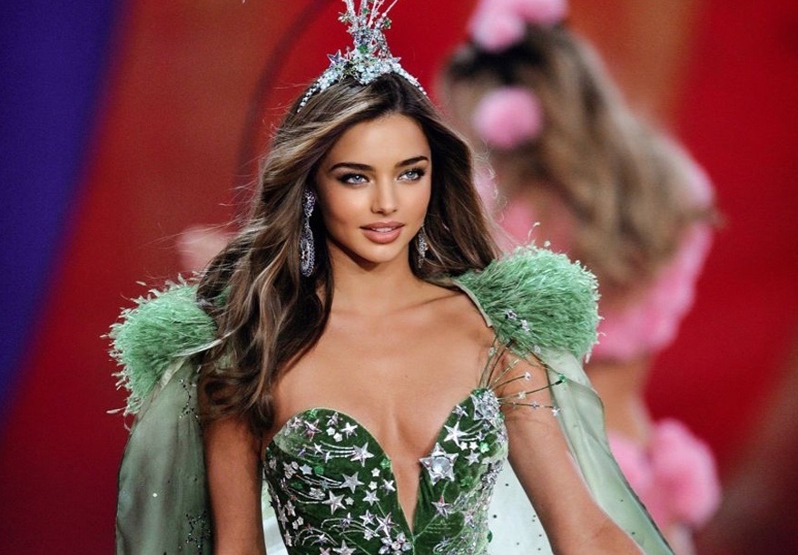 Vi sao cac thien than noi y chia tay Victoria's Secret? hinh anh
