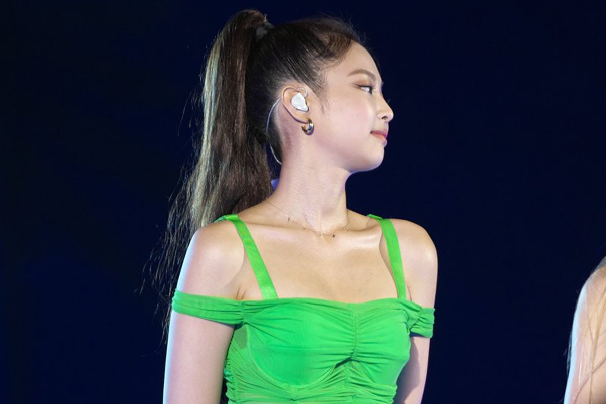 Jennie phoi do the nao voi tong xanh la? hinh anh