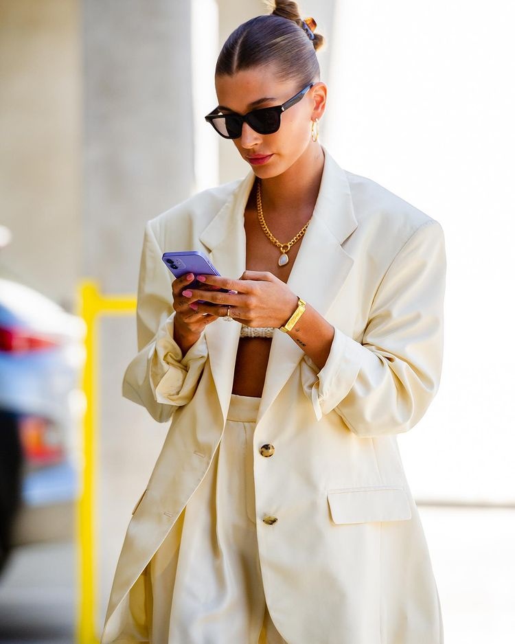 Hailey Bieber mac blazer anh 1