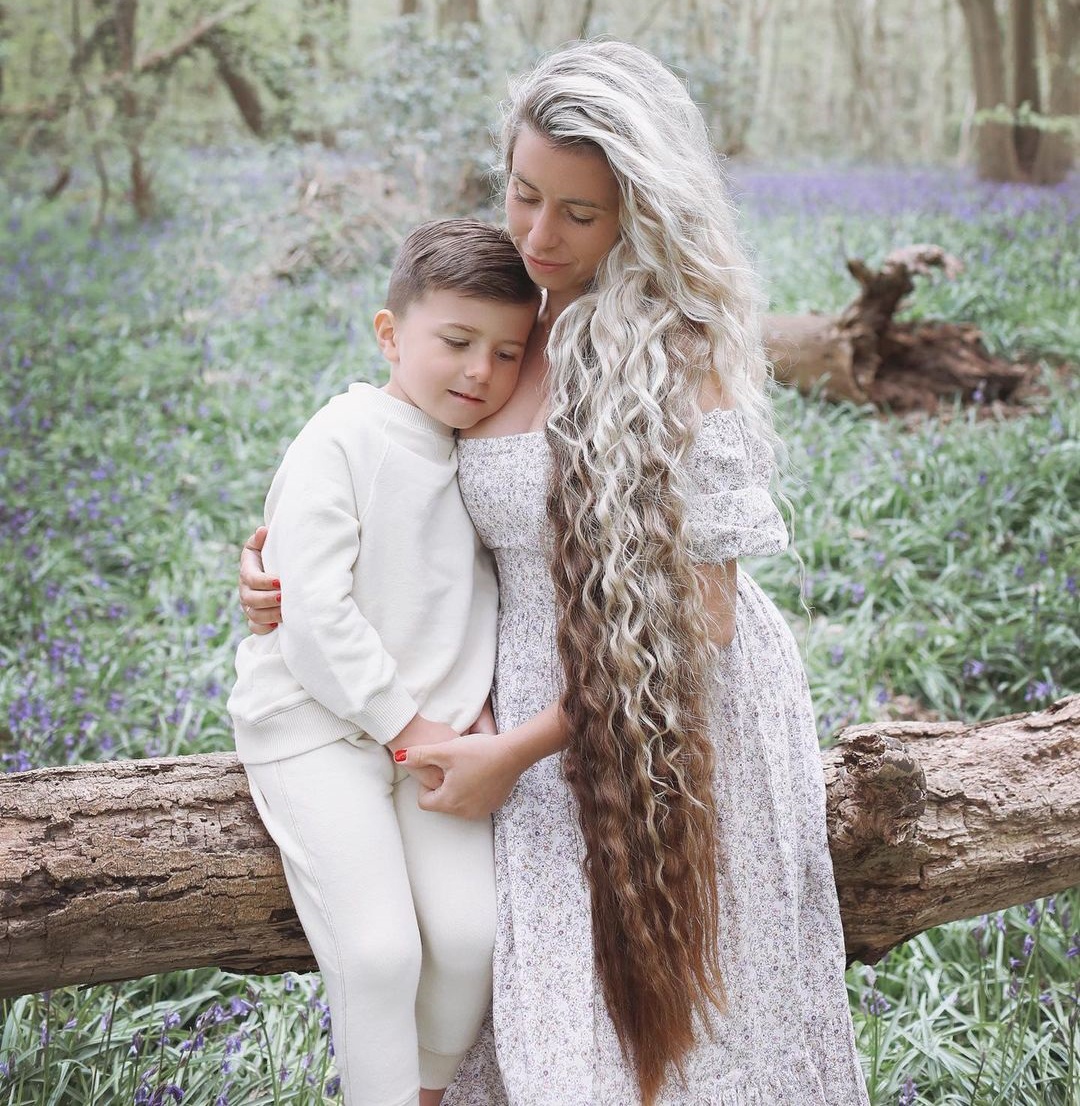 mẹ trẻ có tóc dài hơn 1 m ảnh 2 me tre co toc dai hon 1 m anh 2