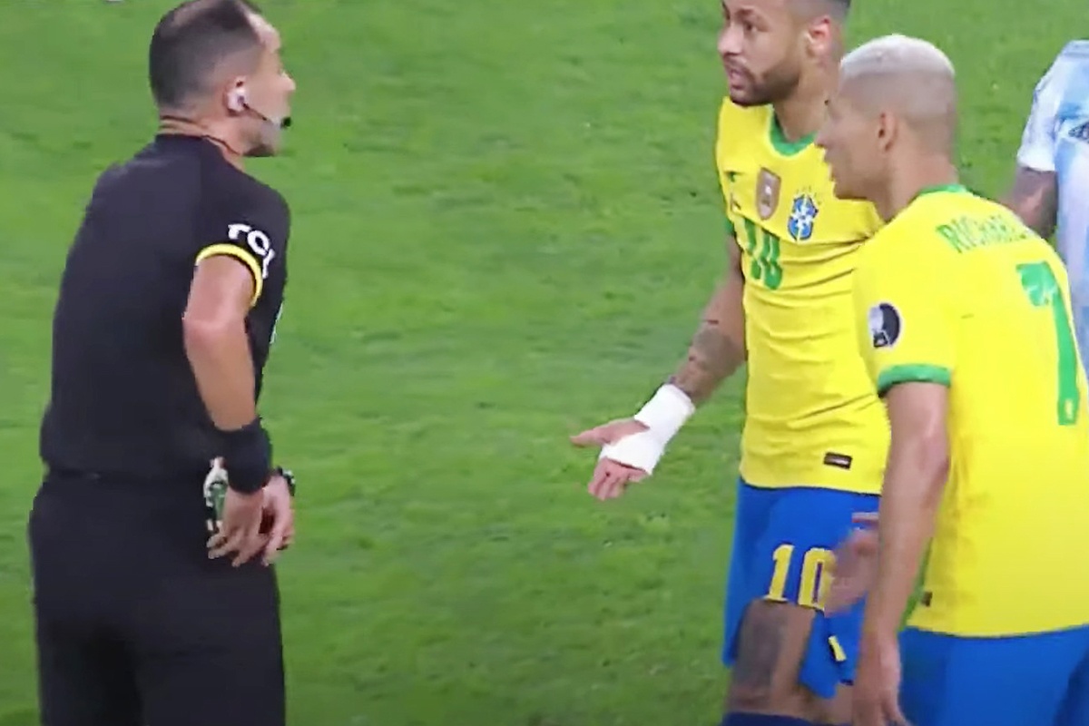 Neymar bi rach quan tren san dau chung ket Copa America 2021 hinh anh