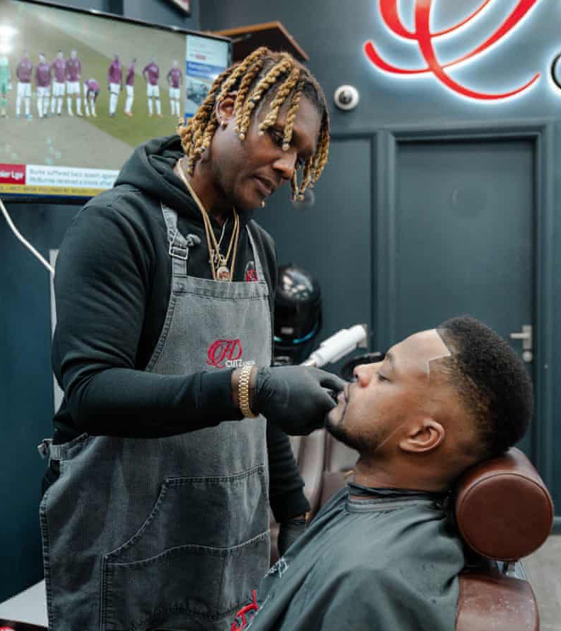 tho cat toc cua cau thu Anh anh 2