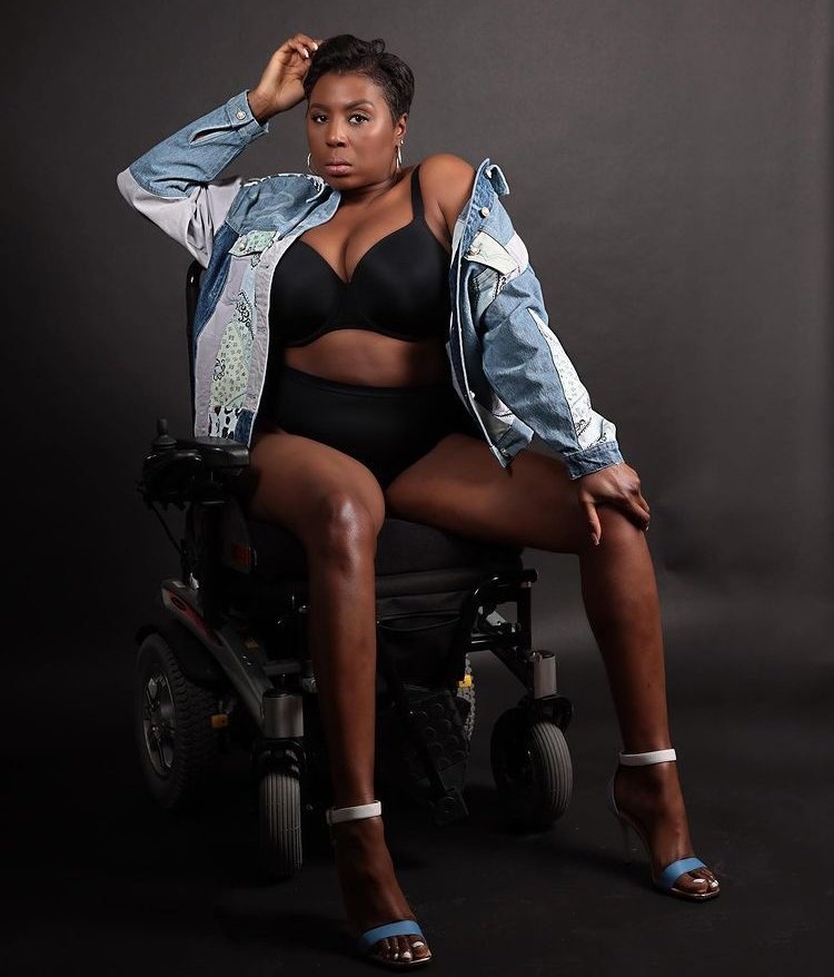 nữ người mẫu ngồi xe lăn ảnh 1 nu nguoi mau ngoi xe lan anh 1