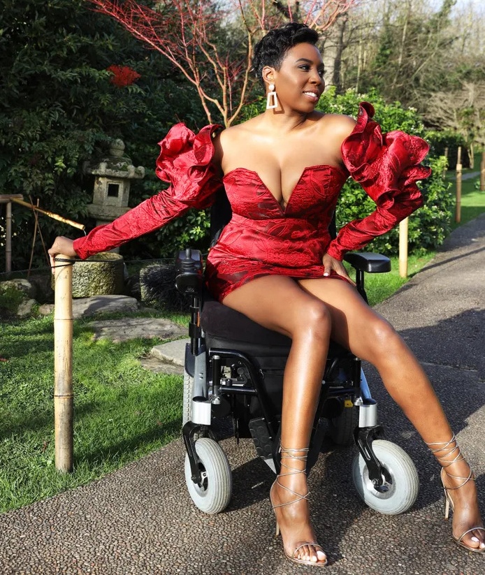 nữ người mẫu ngồi xe lăn ảnh 2 nu nguoi mau ngoi xe lan anh 2