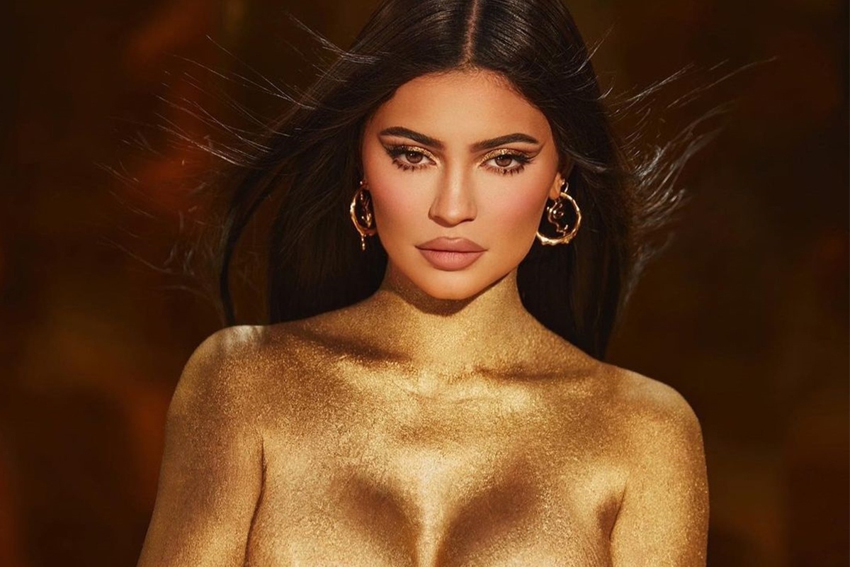 Kylie Jenner dang anh phu son vang tren nguoi hinh anh