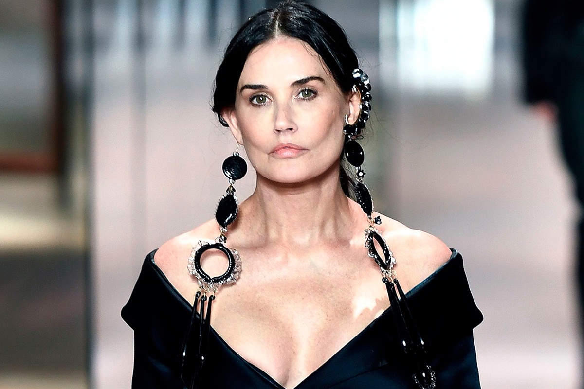Cach Demi Moore, Jennifer Lopez giu dang sau tuoi 50 hinh anh