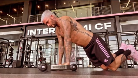 Bai tap co bung voi con lan cua David Beckham hinh anh
