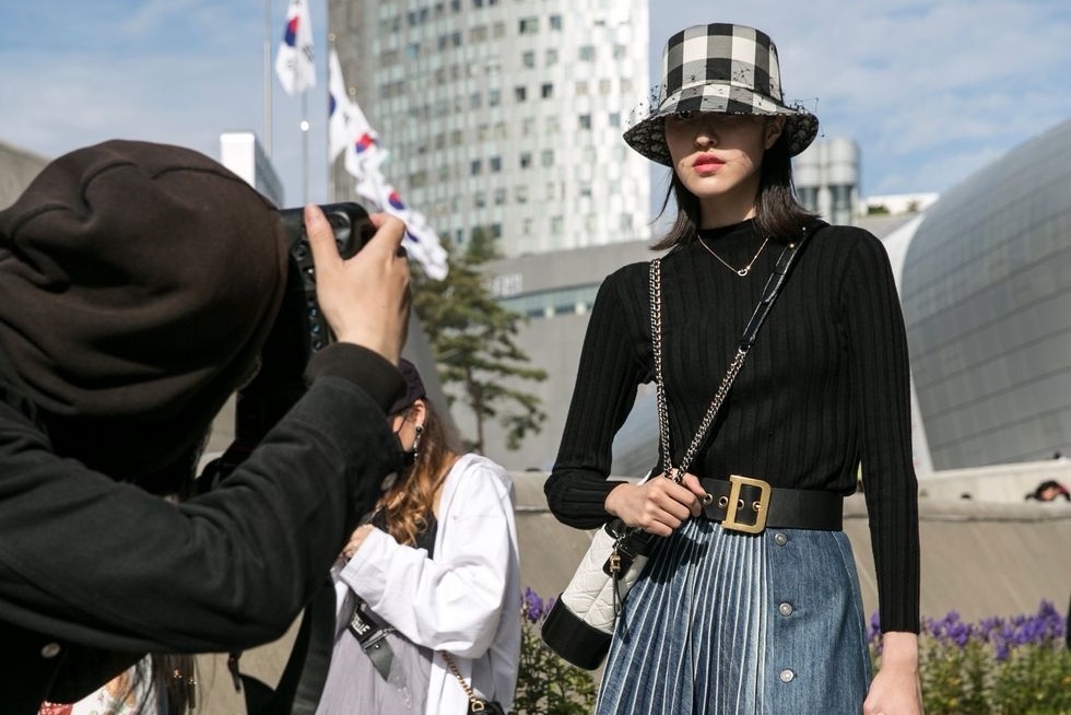 Vay denim duoc lang xe tro lai hinh anh