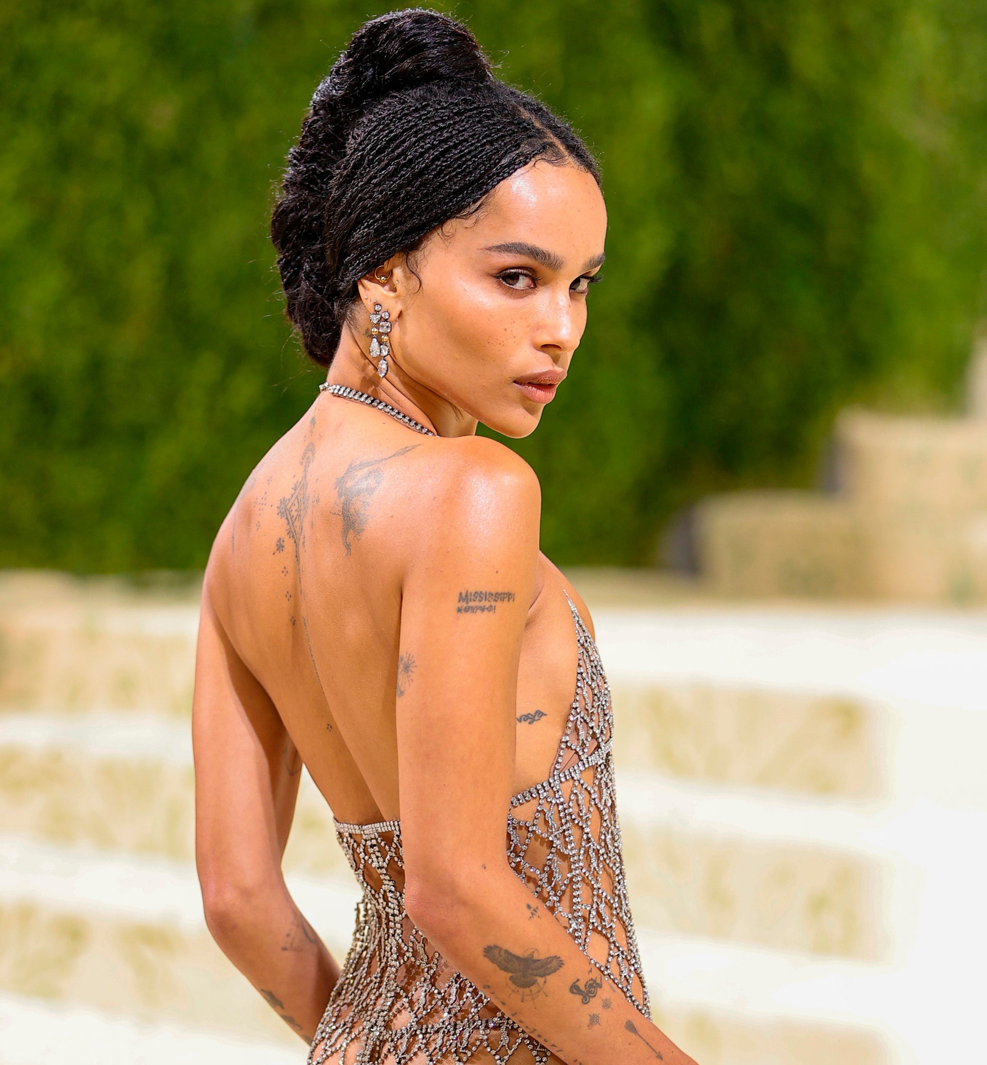 dan sao goi cam voi trang phuc xuyen thau anh 3