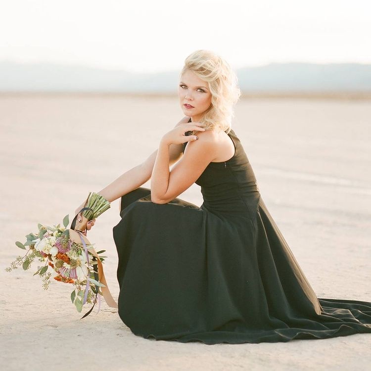 vay cuoi mau den anh 12