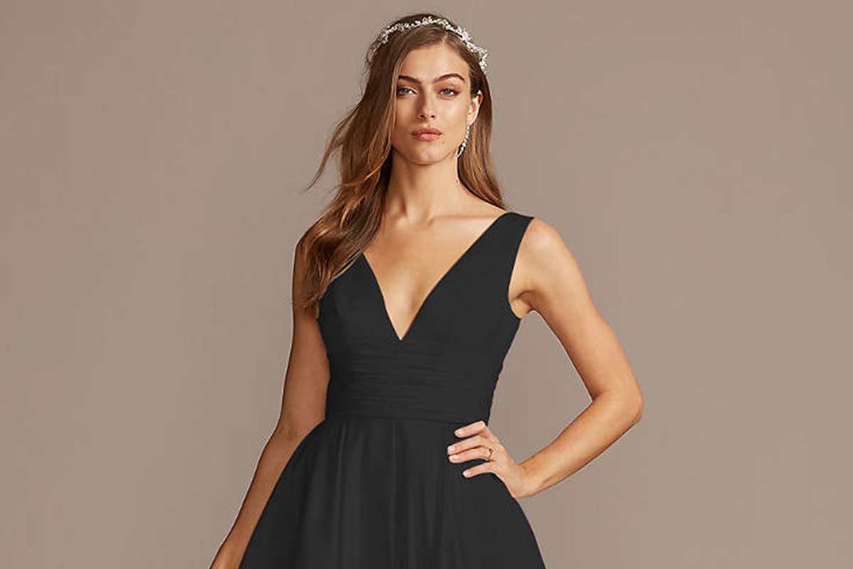 Vay cuoi mau den tro thanh mot trong dai dich hinh anh