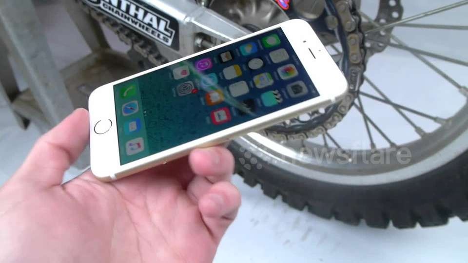 Nghien iPhone 6S bang nhong xich xe dia hinh hinh anh