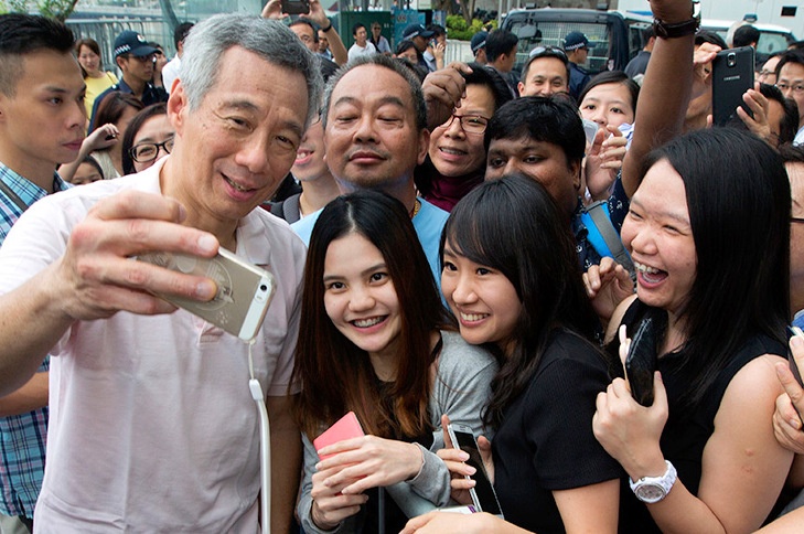 Khi nguoi noi tieng thich selfie hinh anh