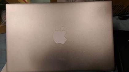 Apple dan logo len laptop Dell bi gui nham hinh anh