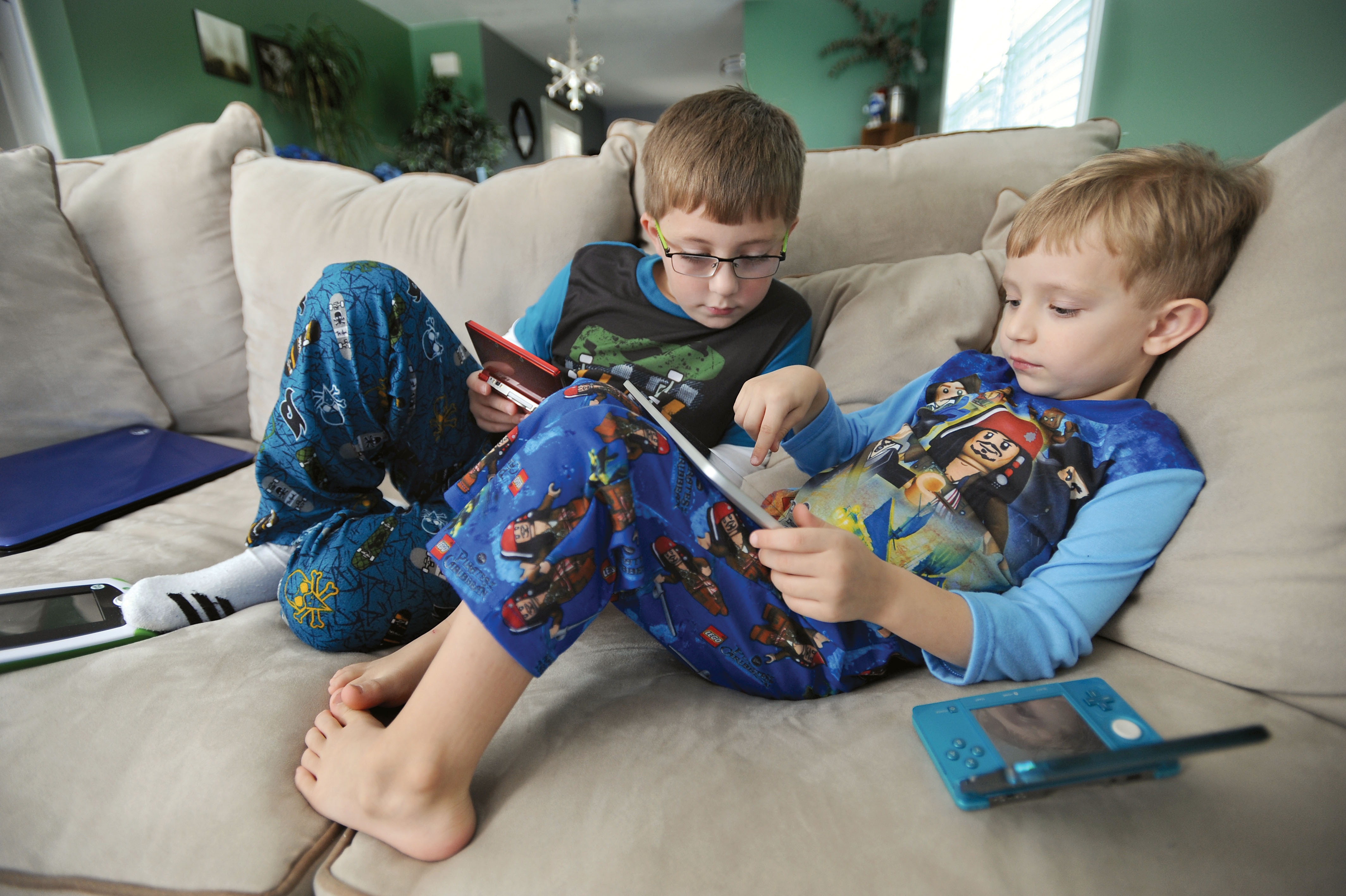 Tuoi tre troi tren man hinh cam ung hinh anh