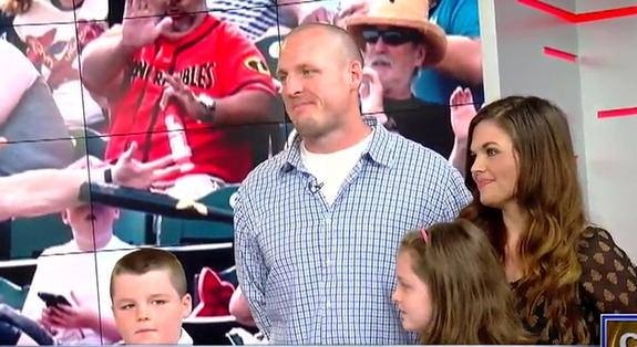 Gap gia dinh 'ong bo do gay cho con' hinh anh