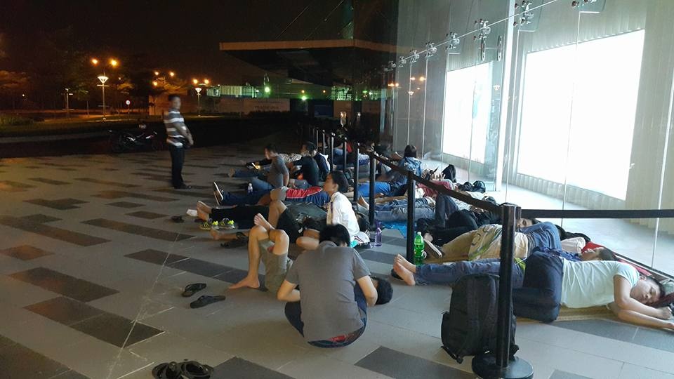 Xep hang mua Galaxy S7 anh 1