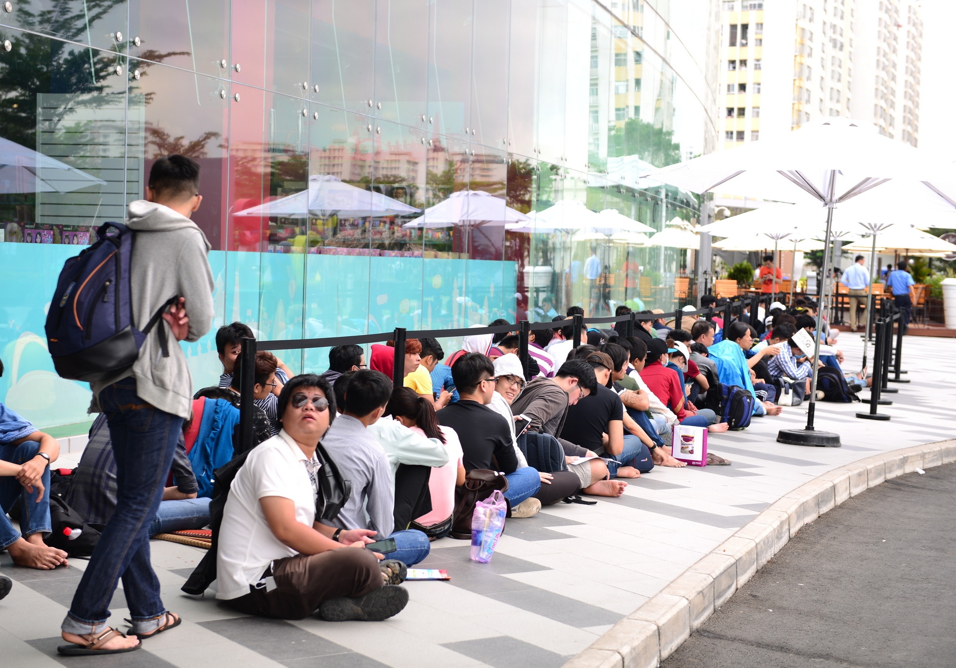 Xep hang mua Galaxy S7 anh 2