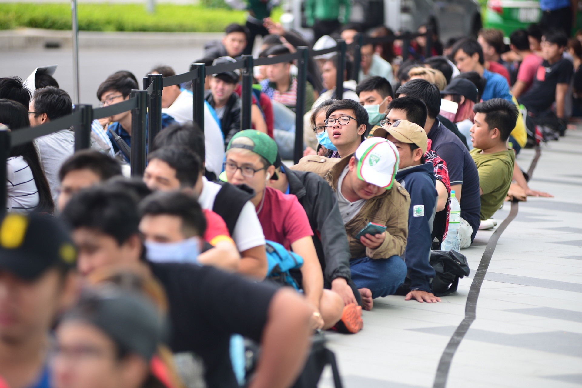 Xep hang mua Galaxy S7 anh 4