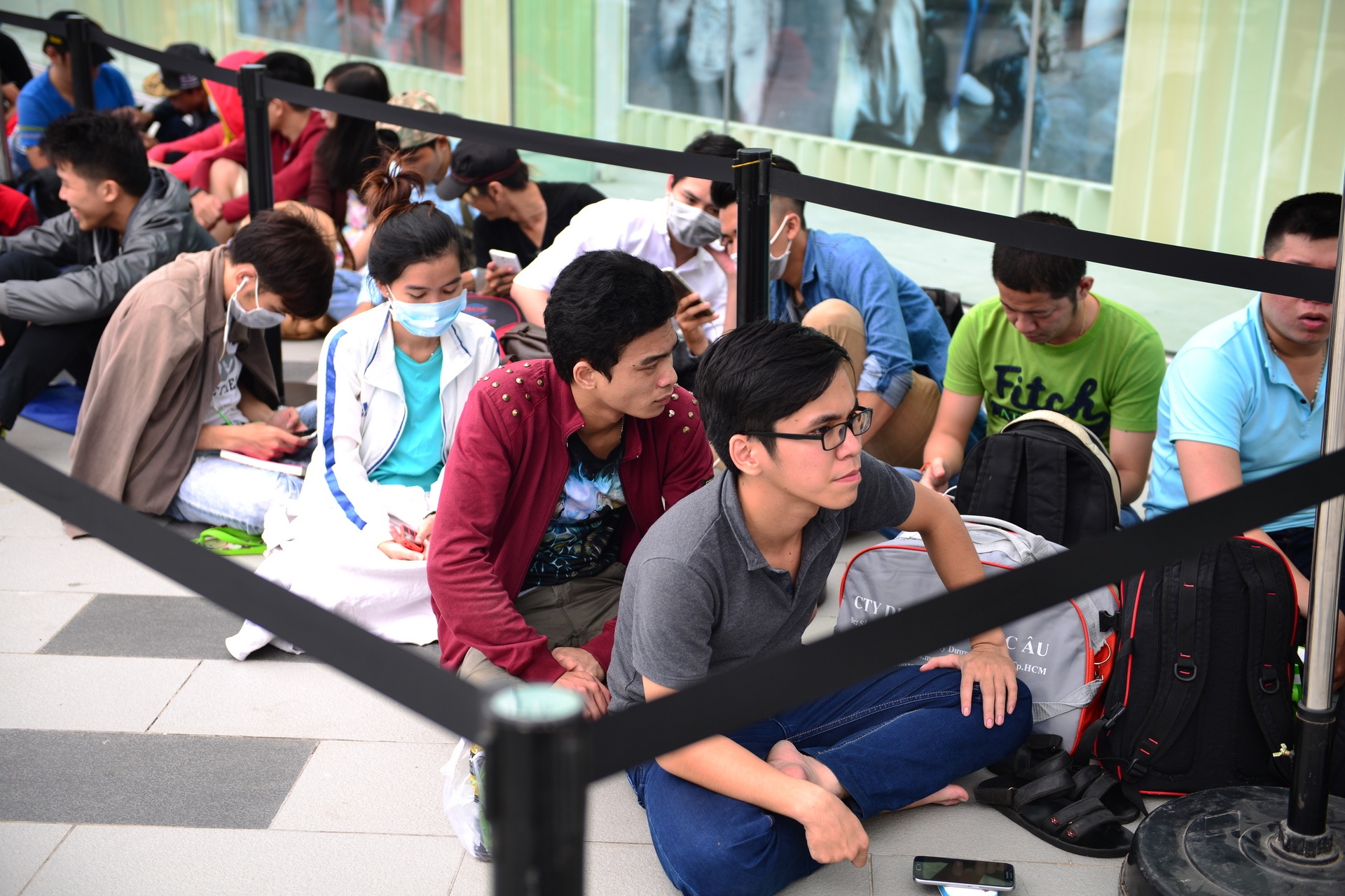 Xep hang mua Galaxy S7 anh 3