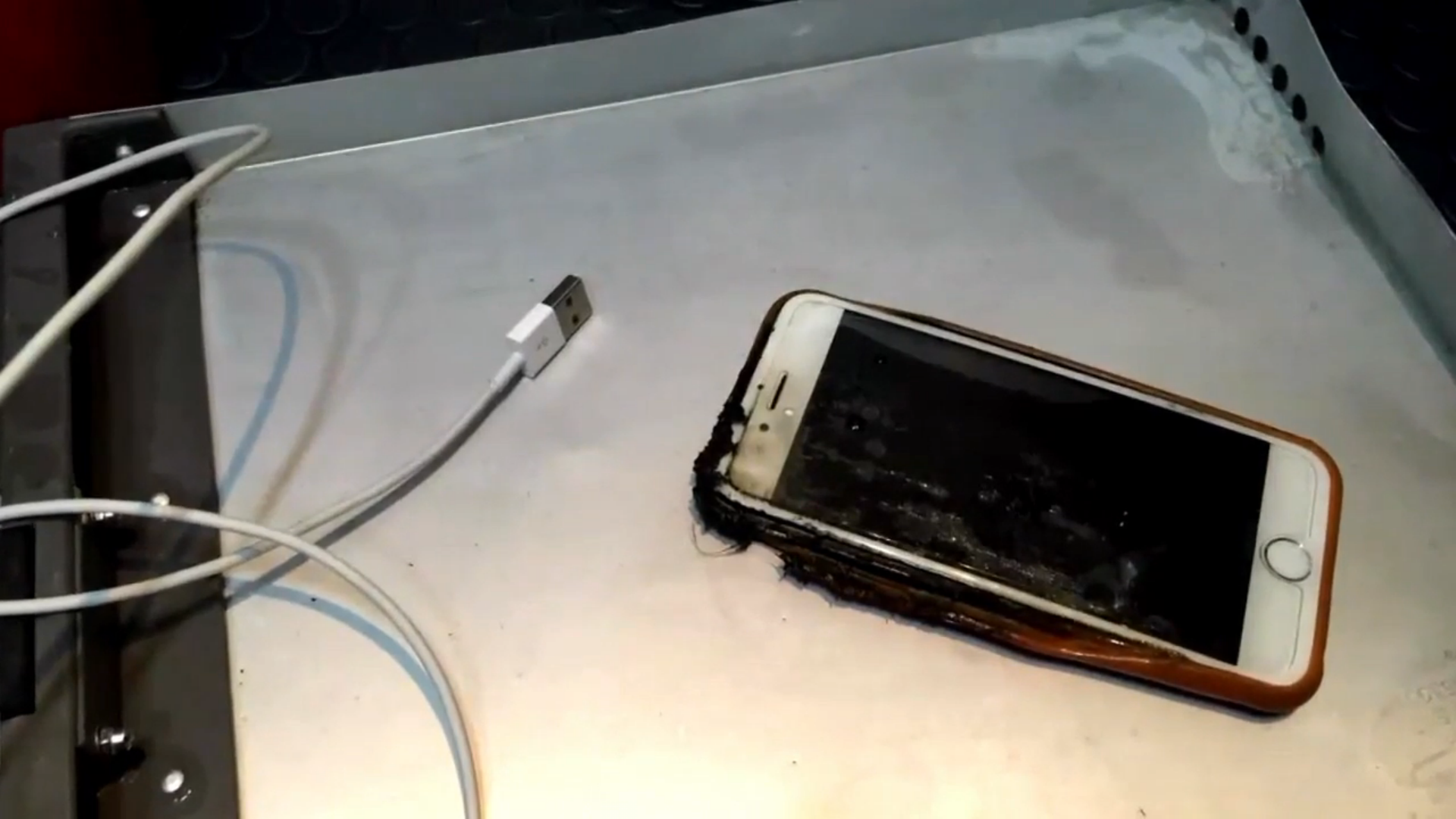 iPhone 6 boc chay tren may bay hinh anh