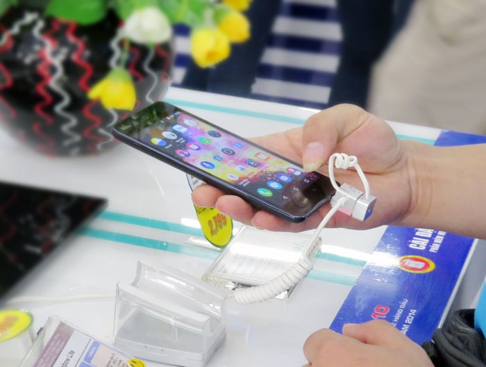 Sieu thi dien thoai dau dau vi nhan vien 'di dem' voi hang hinh anh