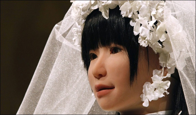 Con nguoi co the cuoi robot lam vo? hinh anh