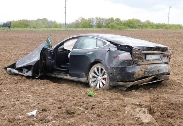 tai nạn tesla ảnh 3 tai nan tesla anh 3