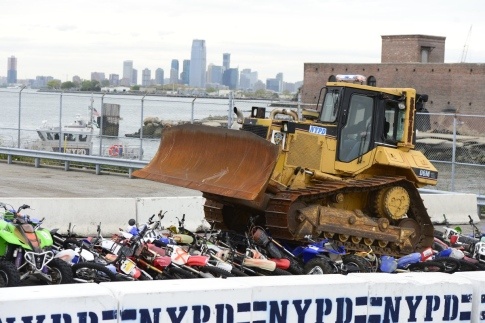 Canh sat New York nghien nat hang loat xe dua trai phep hinh anh