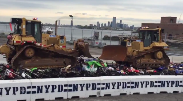 Canh sat New York nghien xe bang may ui hinh anh