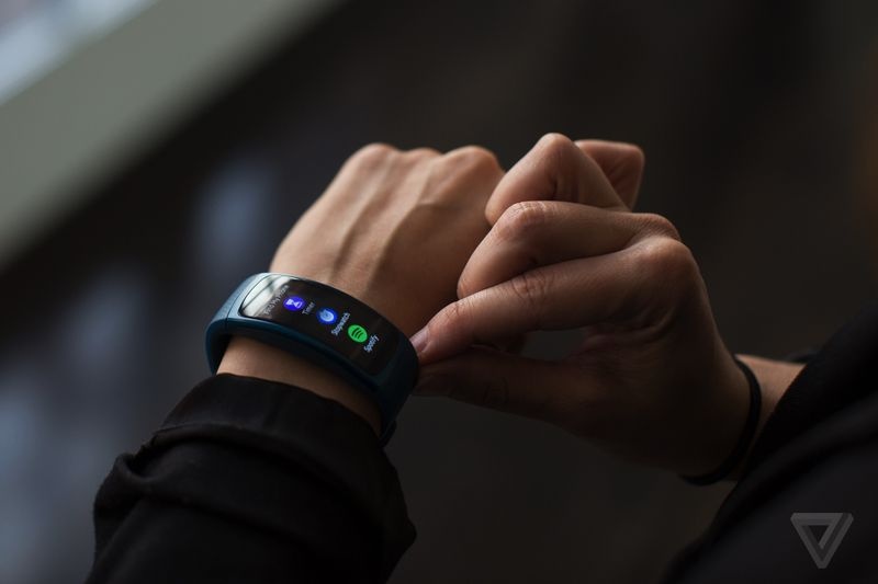 Samsung Gear Fit 2 thiet ke moi, gia tu 179 USD hinh anh