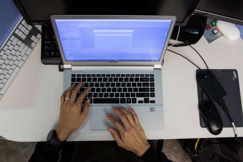 Cong chuc Singapore bi ngat Internet trong gio lam viec hinh anh