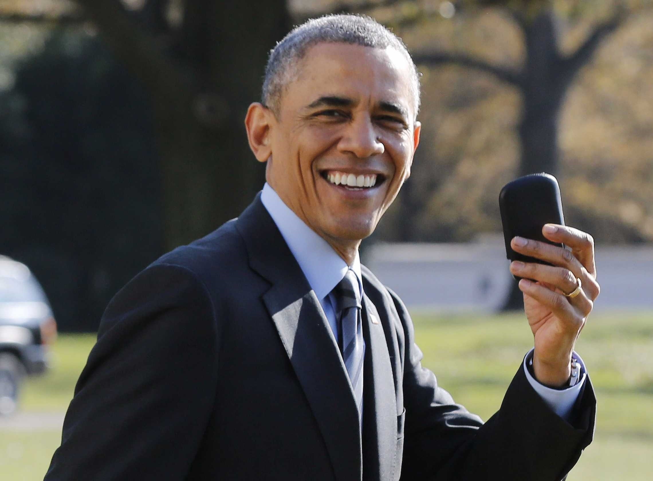 Obama che dien thoai do Nha Trang trang bi hinh anh