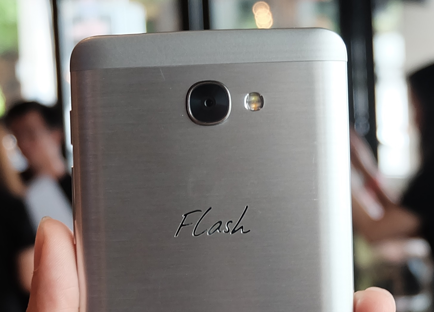 Phablet 5,5 inch cua Alcatel den VN, gia tu 3,2 trieu hinh anh