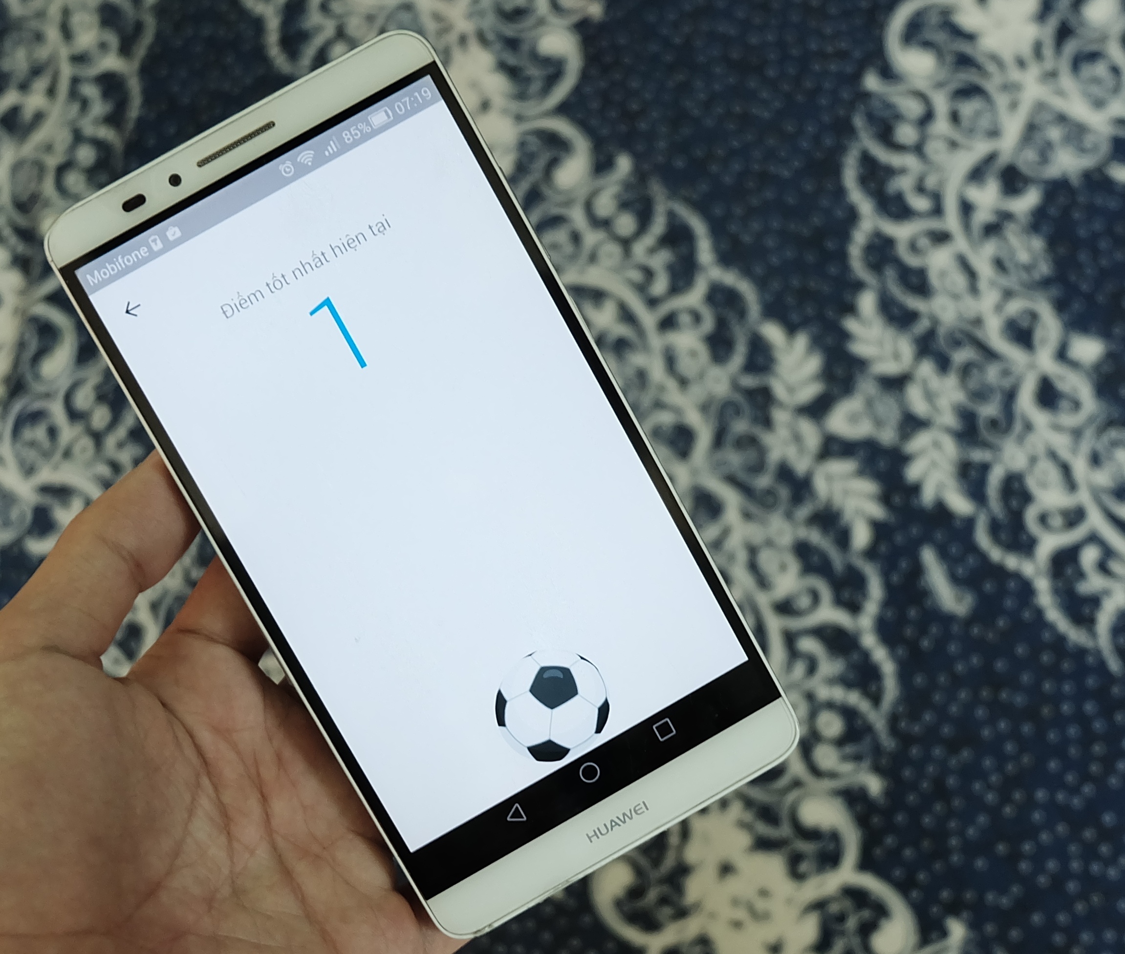 Facebook Messenger co them game bong da hinh anh