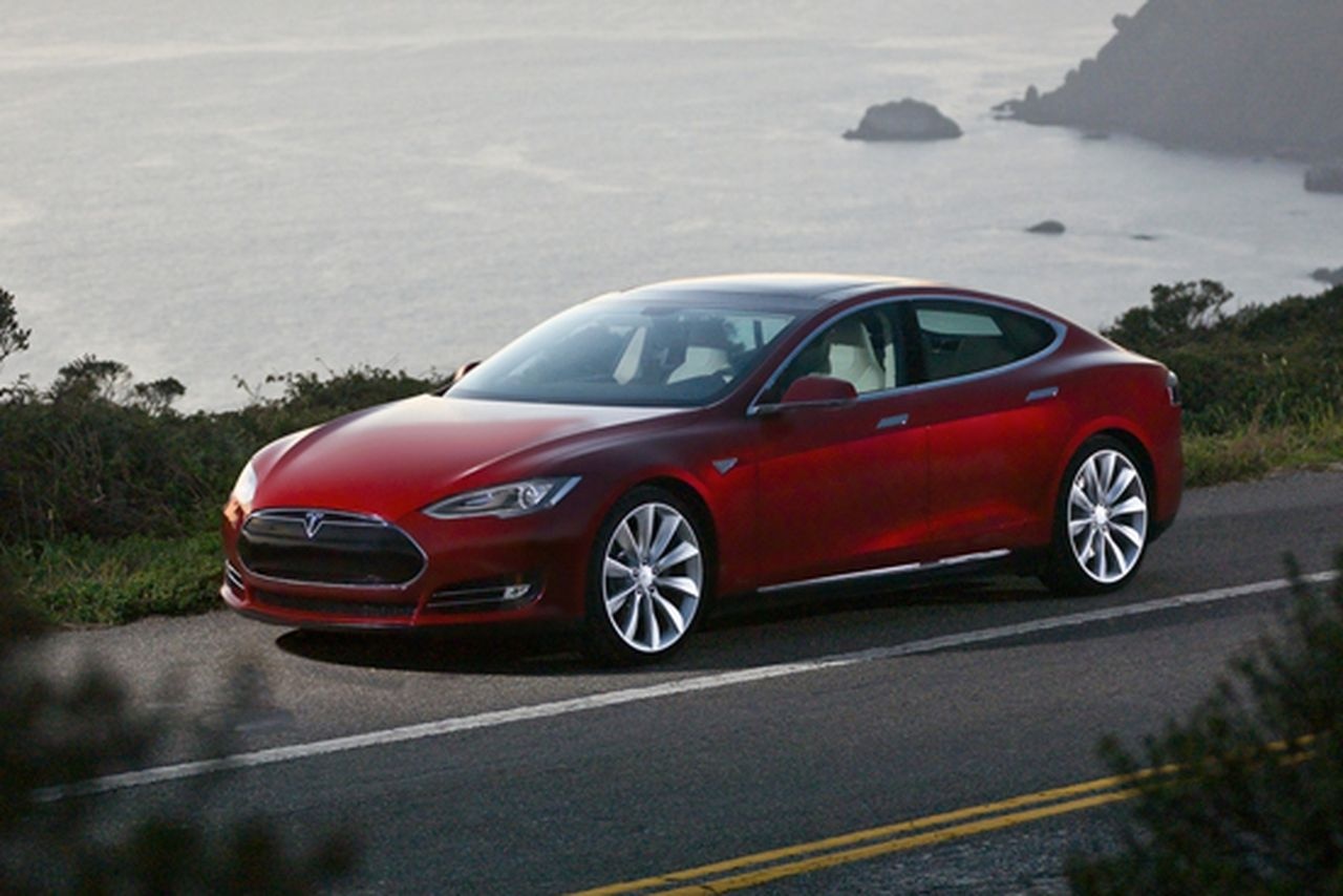 Tesla Model S bat ngo lo kha nang noi tren nuoc hinh anh