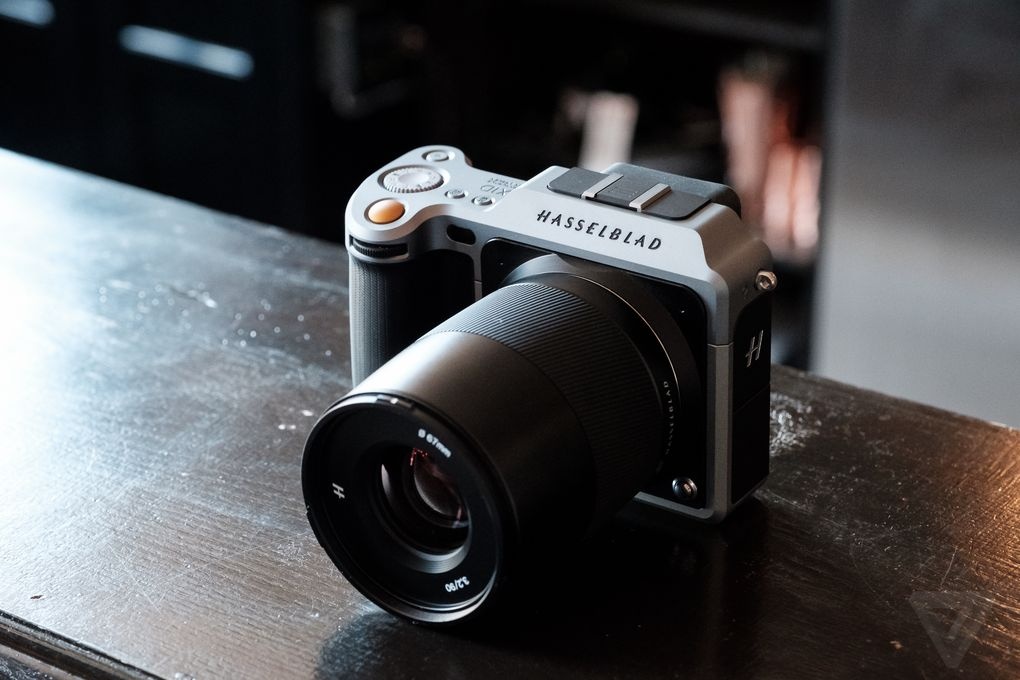 May anh mirrorless Medium Format dau tien gia 9.000 USD hinh anh