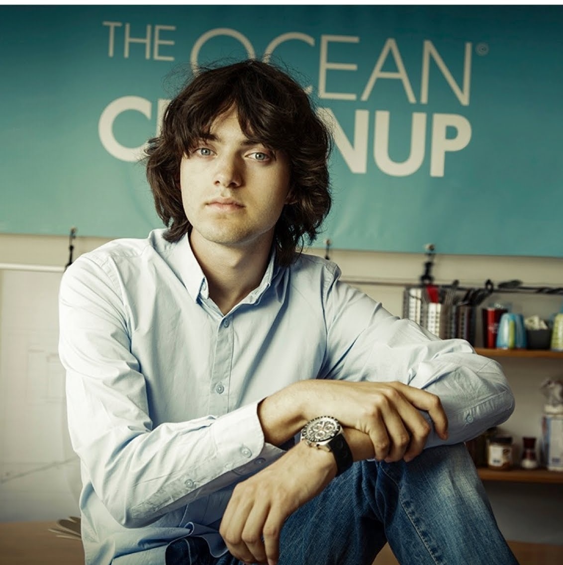 Chang trai 20 tuoi che tao thiet bi lam sach rac dai duong hinh anh