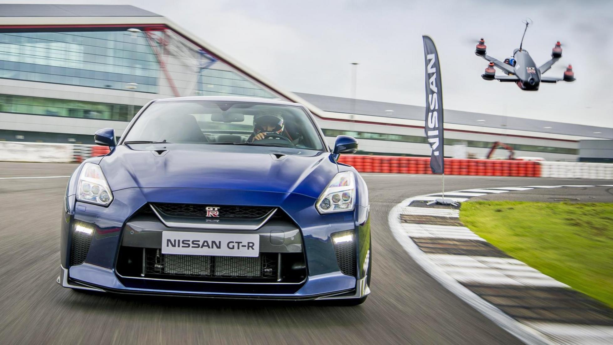 Nissan GT-R 2017 dua cung drone hinh anh