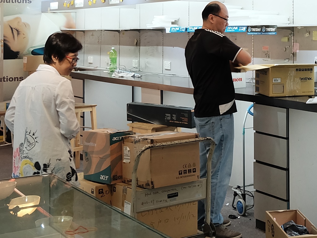 Sieu thi cong nghe Funan dong cua, nhieu mat hang giam 80% hinh anh