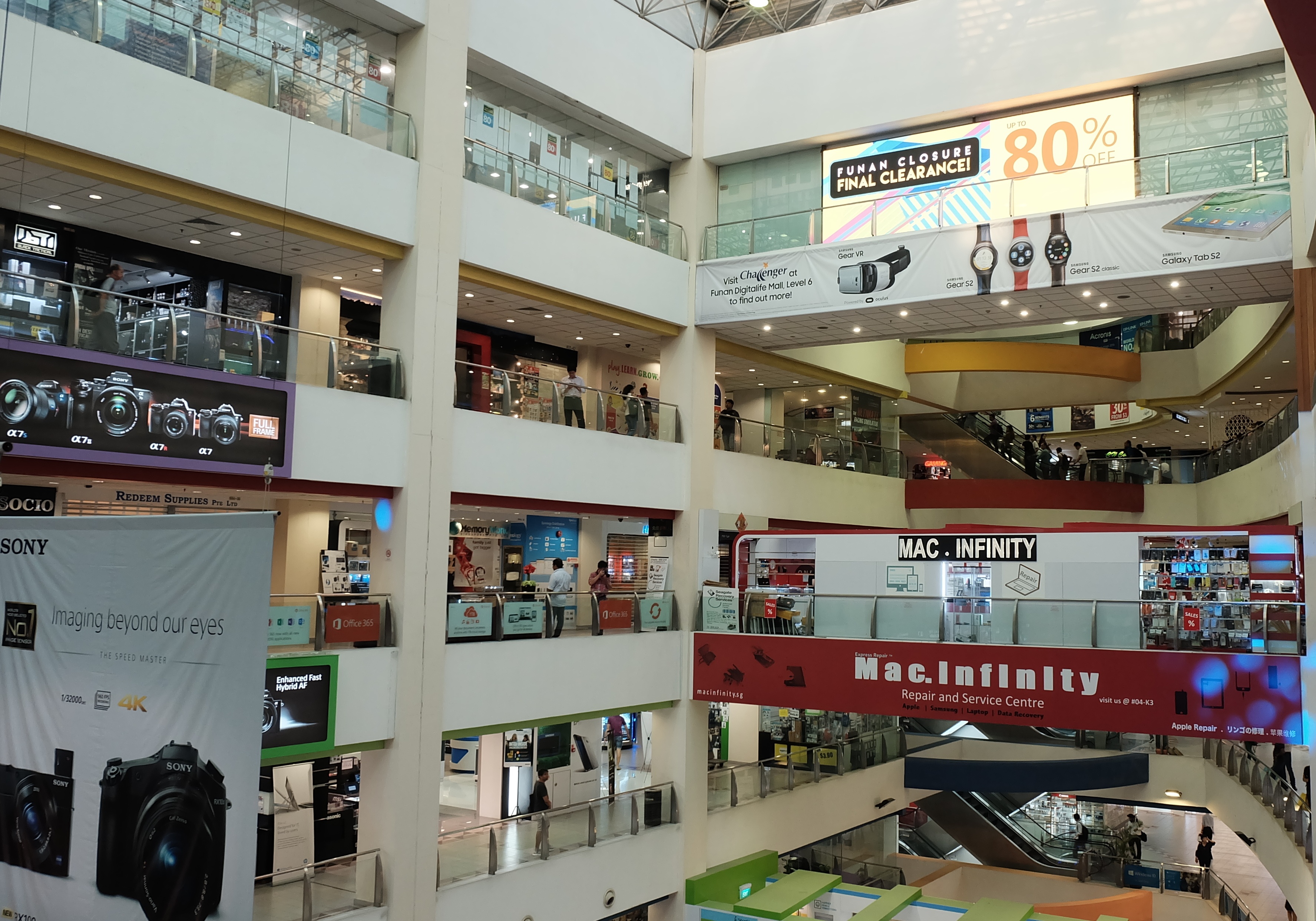 Sieu thi cong nghe Funan dong cua anh 1