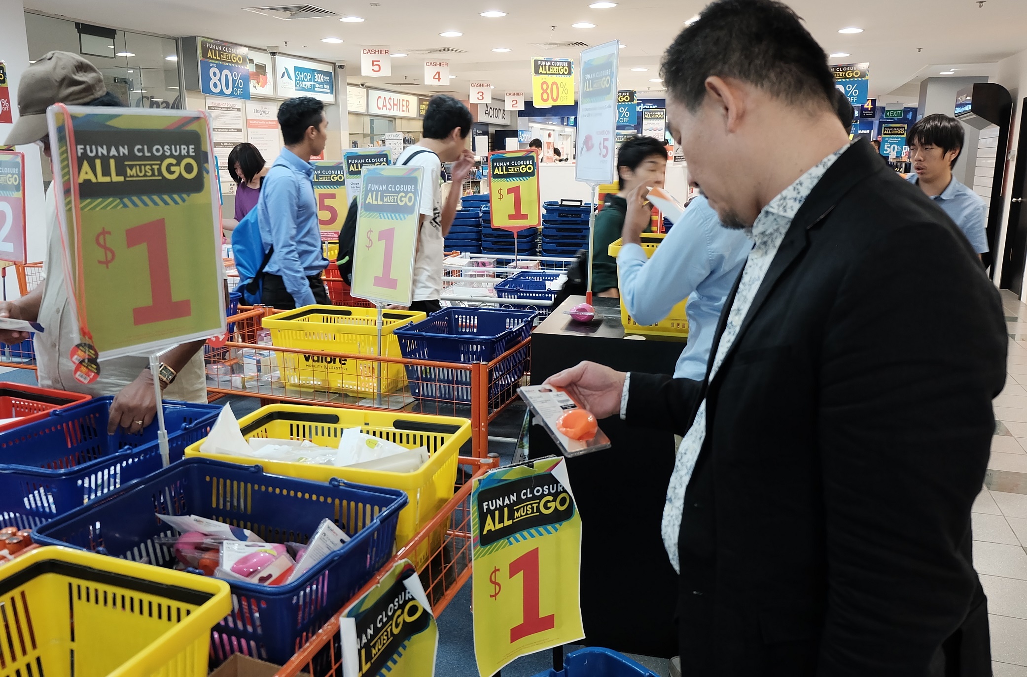 Sieu thi cong nghe Funan dong cua anh 4