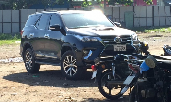 Toyota Fortuner 2016 dau tien tai VN xuat hien o bai dau xe hinh anh