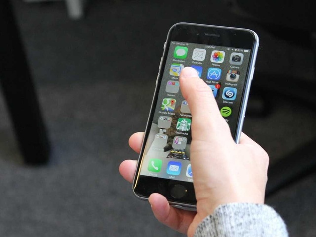 Apple dua y tuong su dung iPhone de hon bang 1 tay hinh anh