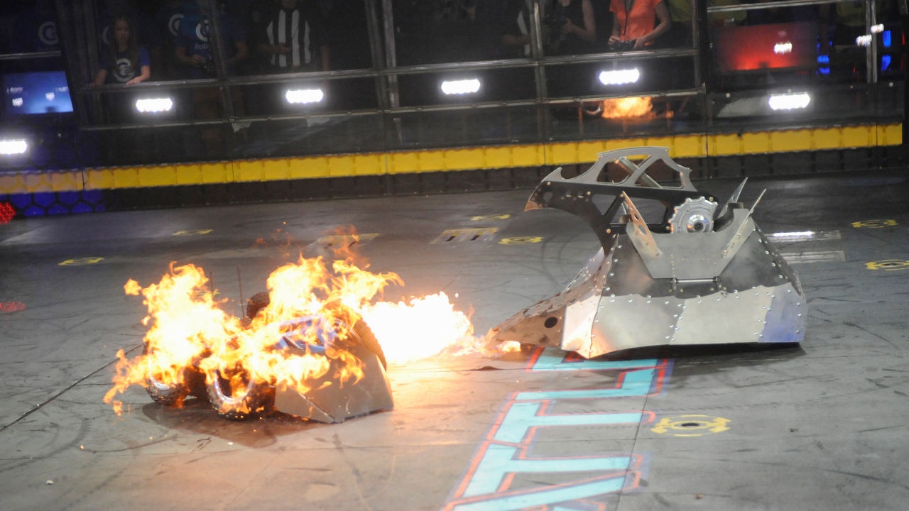 Tran dau BattleBots giua Blacksmith vs. Minotaur hinh anh