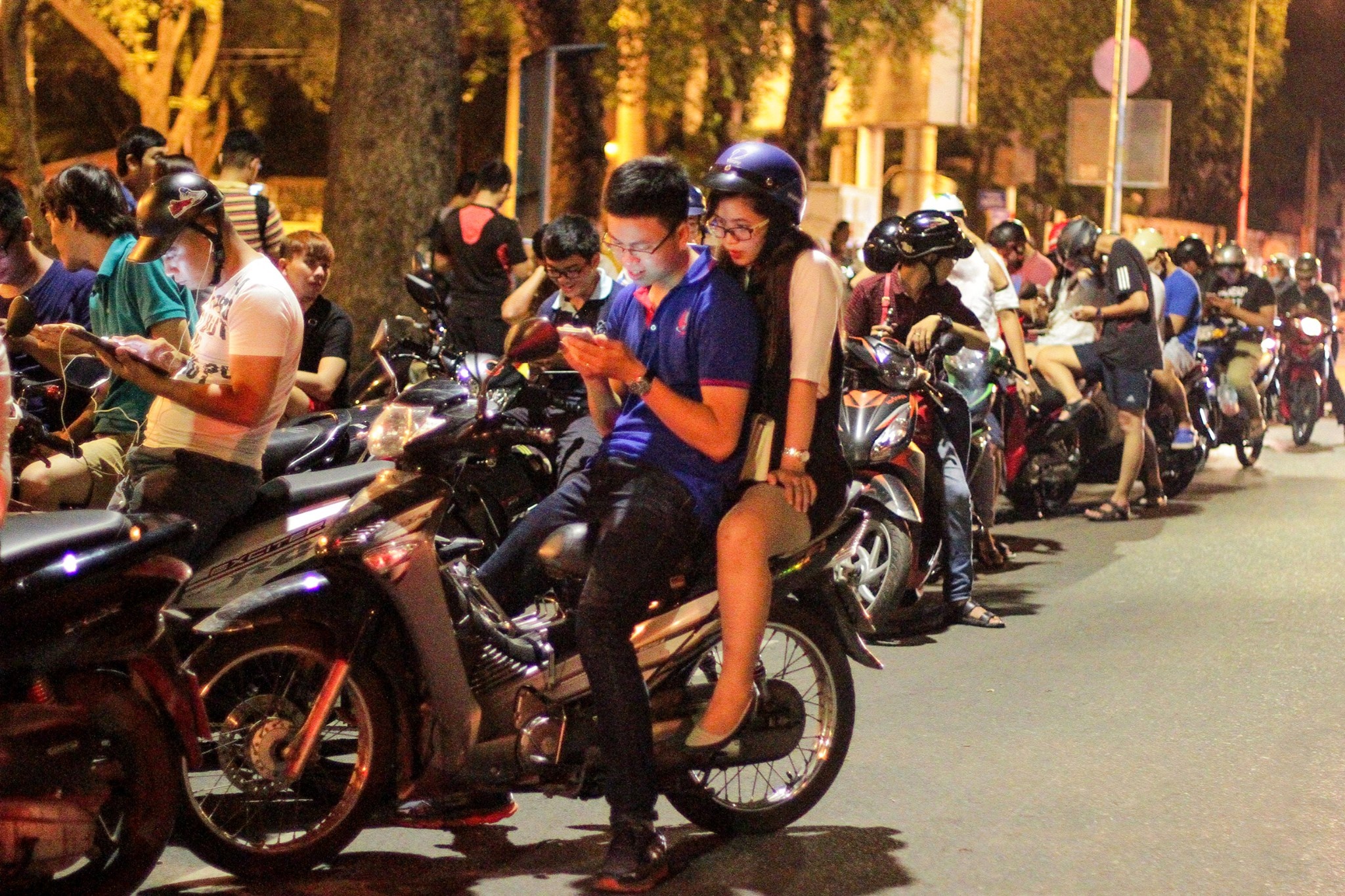 Trang dem di bat Pokemon o trung tam Sai Gon hinh anh